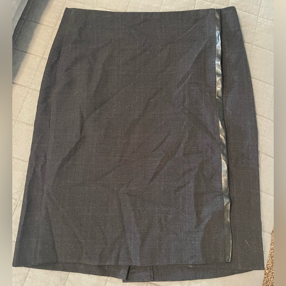 Amanda + Chelsea size 4 gray with white piping fake wrap pencil skirt.
